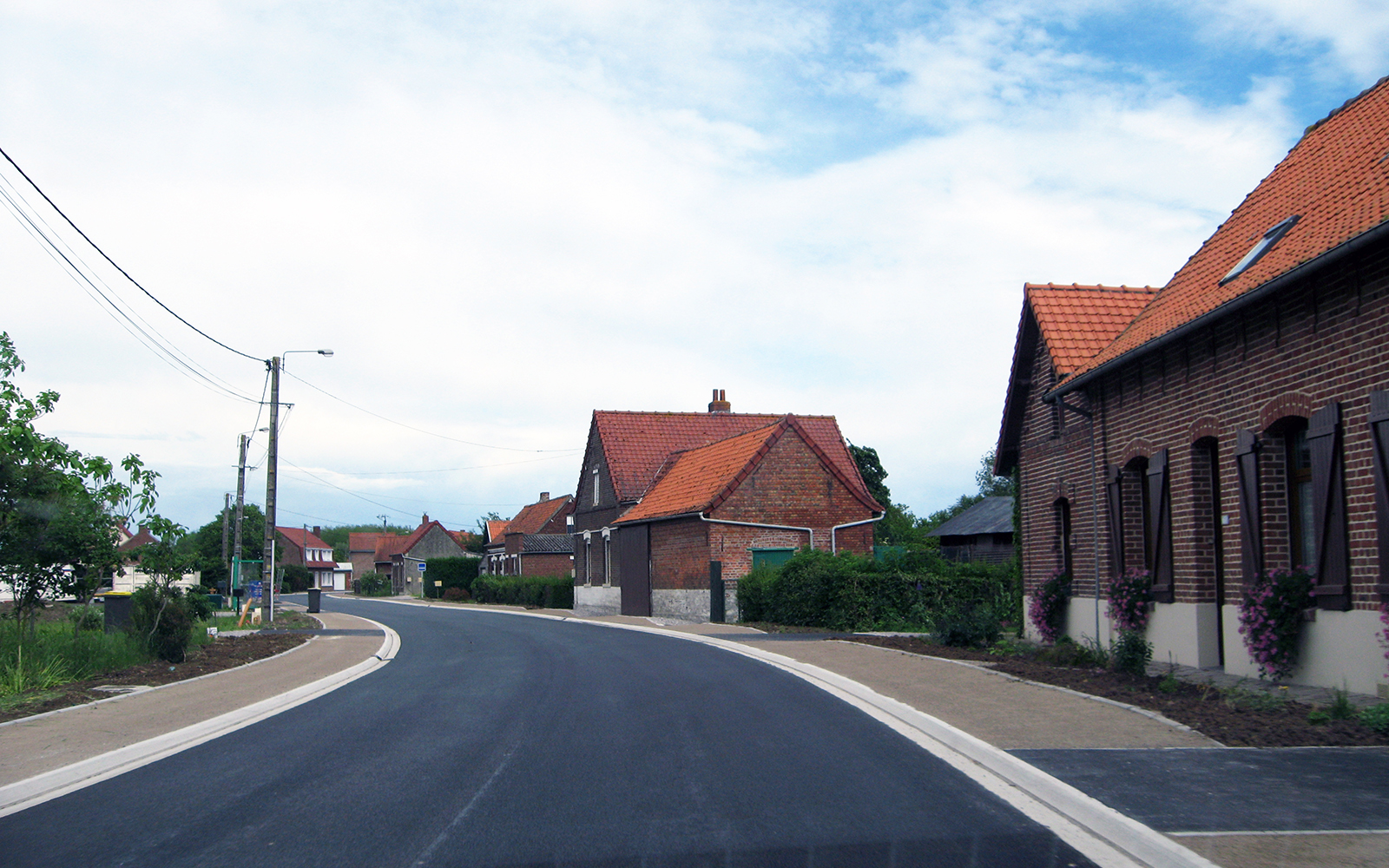 photo rue de robecq après travaux de mise en sécurité de la voirie traversée du village